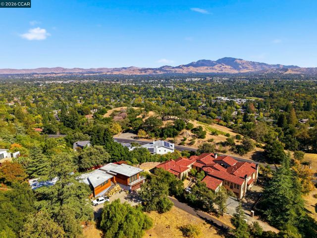 20 Surmont Ct, Lafayette, CA 94549