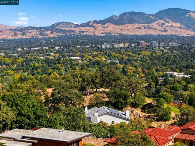 20 Surmont Ct, Lafayette, CA 94549