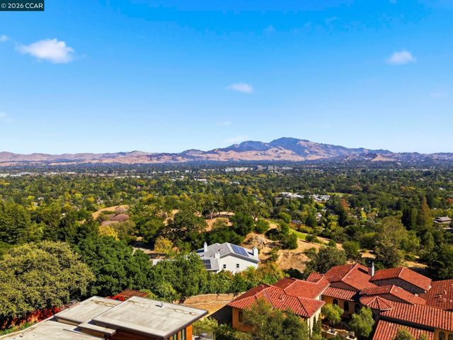 20 Surmont Ct, Lafayette, CA 94549