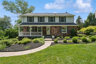 1800 Taper Dr, Upper St Clair, PA 15241