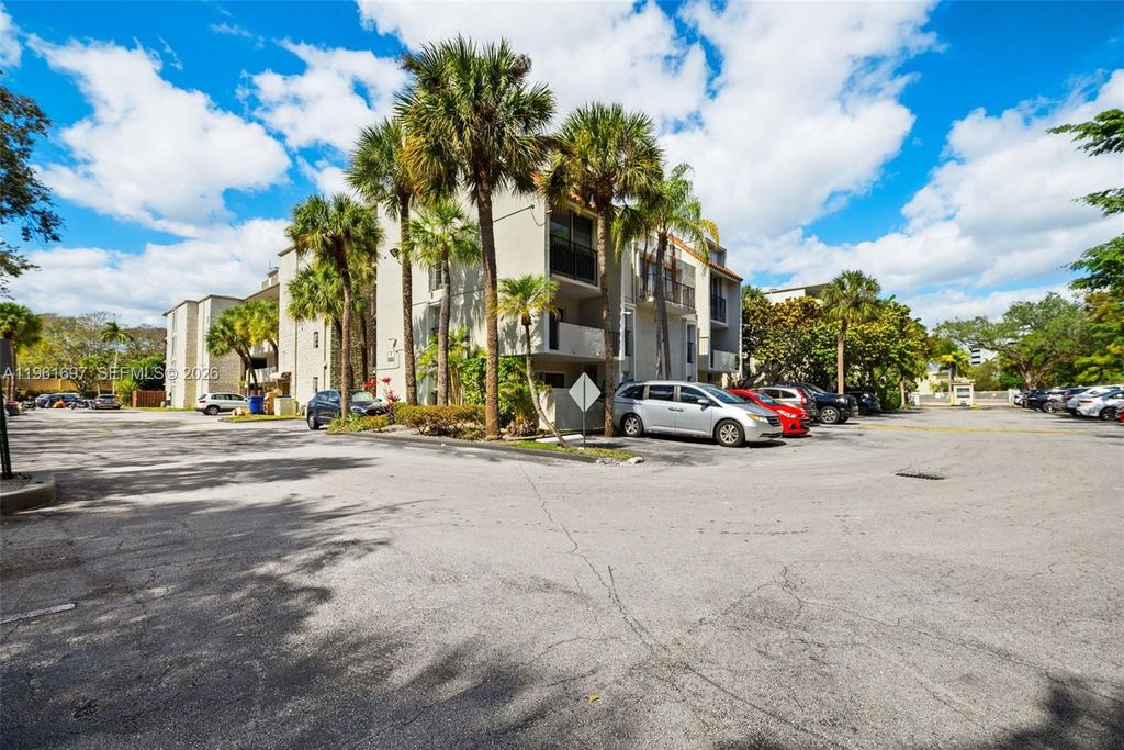 6886 N Kendall Dr D102, Pinecrest, FL 33156