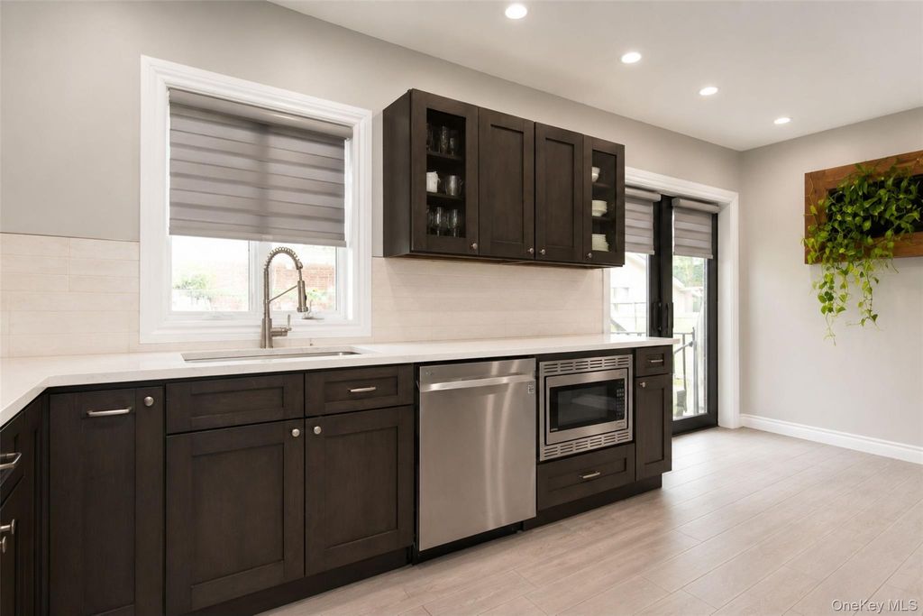 8015 Little Neck Parkway, Glen Oaks, NY 11004 — photo 2