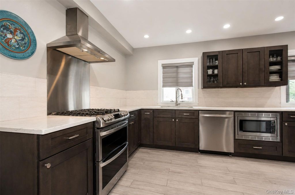 8015 Little Neck Parkway, Glen Oaks, NY 11004 — photo 3