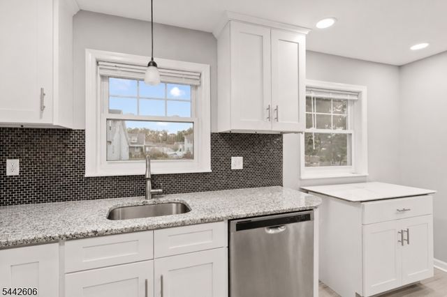 92 Anderson Ave, Totowa Boro, NJ 07512
