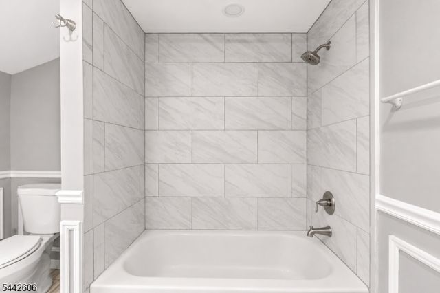 92 Anderson Ave, Totowa Boro, NJ 07512