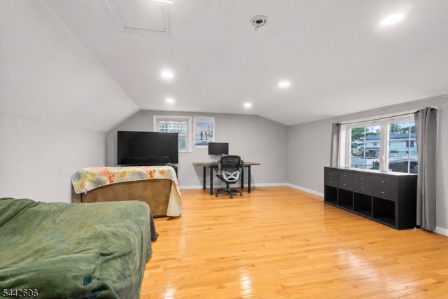 92 Anderson Ave, Totowa Boro, NJ 07512
