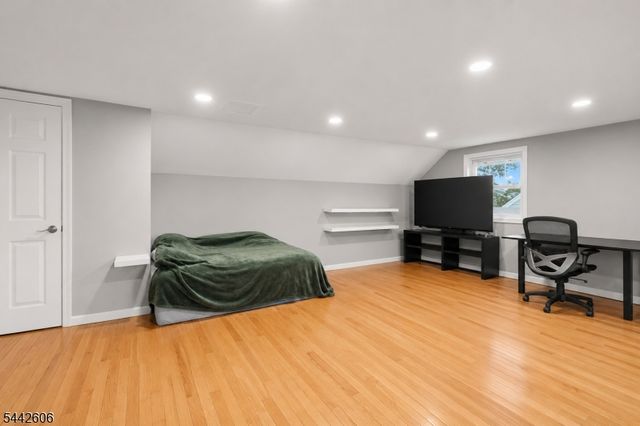 92 Anderson Ave, Totowa Boro, NJ 07512