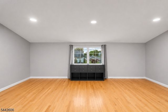 92 Anderson Ave, Totowa Boro, NJ 07512