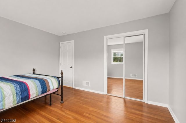 92 Anderson Ave, Totowa Boro, NJ 07512