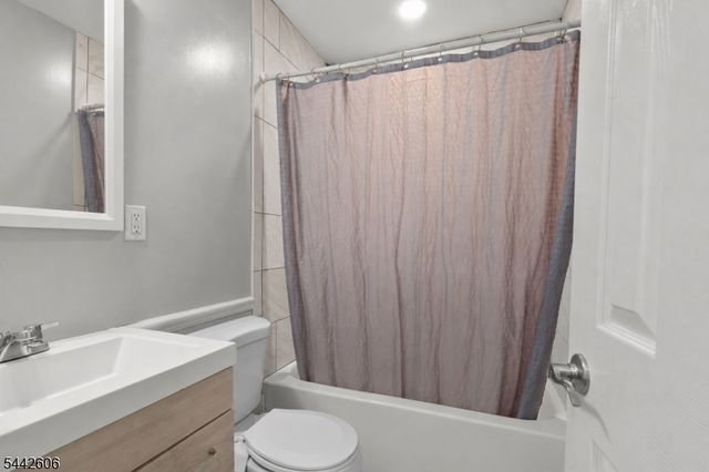 92 Anderson Ave, Totowa Boro, NJ 07512