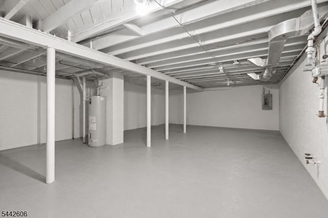 92 Anderson Ave, Totowa Boro, NJ 07512