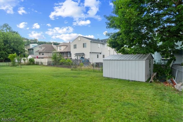 92 Anderson Ave, Totowa Boro, NJ 07512