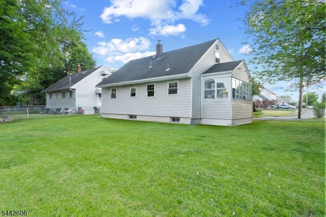 92 Anderson Ave, Totowa Boro, NJ 07512