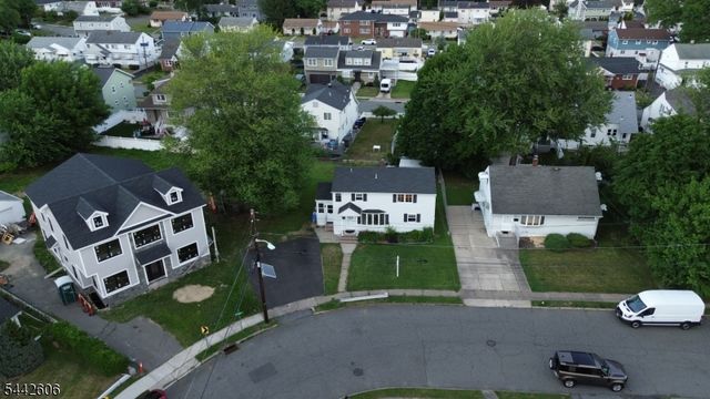 92 Anderson Ave, Totowa Boro, NJ 07512