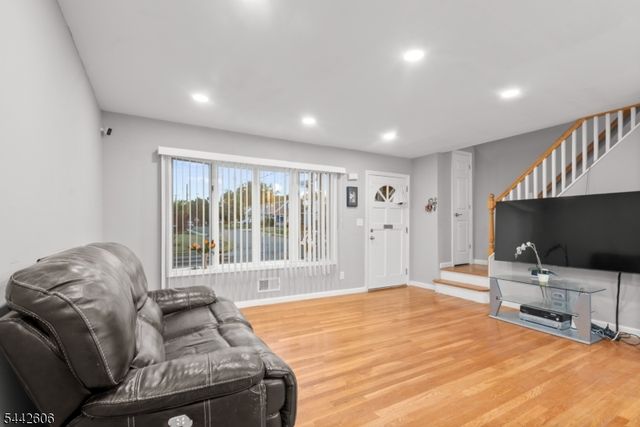 92 Anderson Ave, Totowa Boro, NJ 07512