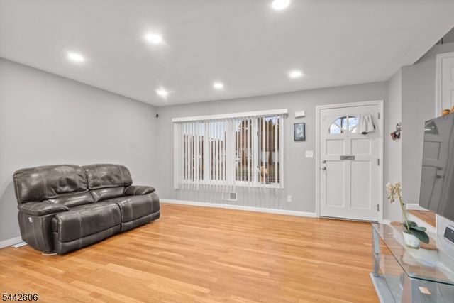92 Anderson Ave, Totowa Boro, NJ 07512