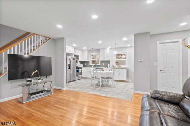 92 Anderson Ave, Totowa Boro, NJ 07512