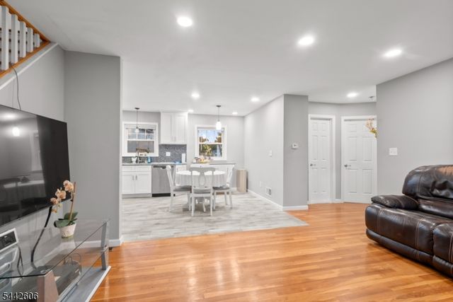 92 Anderson Ave, Totowa Boro, NJ 07512