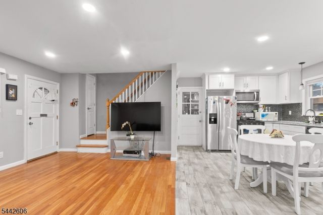 92 Anderson Ave, Totowa Boro, NJ 07512
