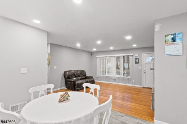 92 Anderson Ave, Totowa Boro, NJ 07512