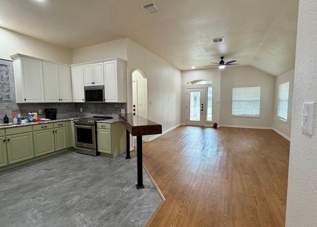 1001 Roberts Bend, Granbury, TX 76048