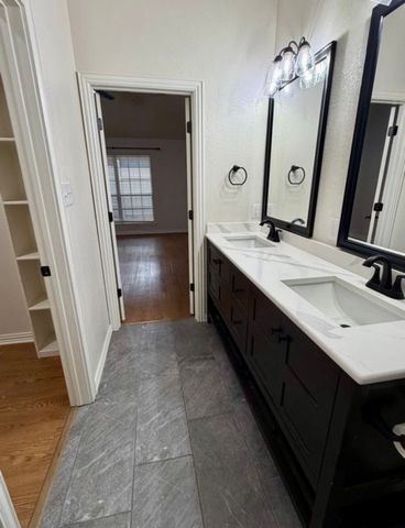 1001 Roberts Bend, Granbury, TX 76048