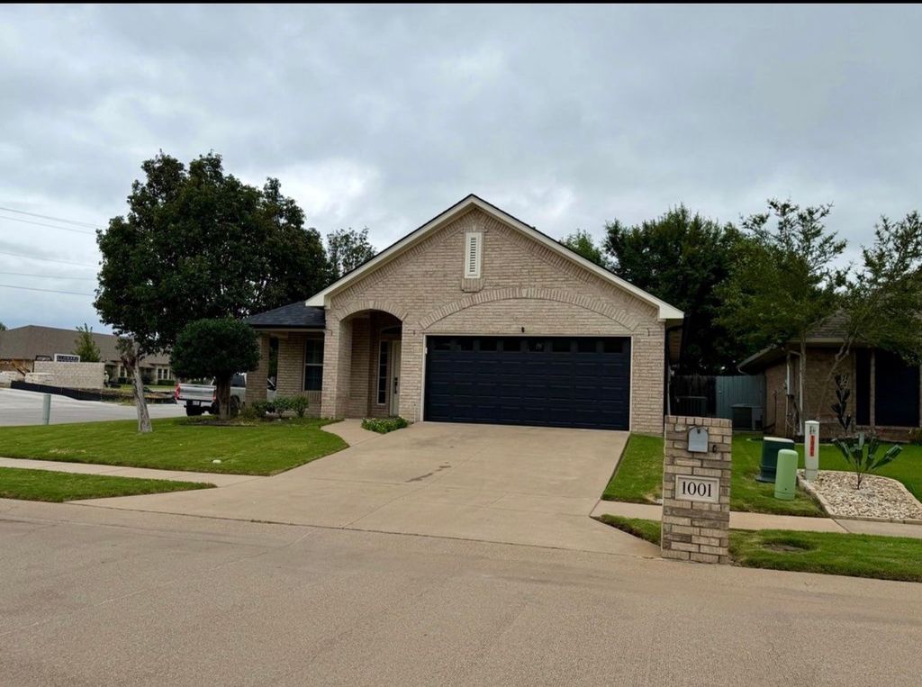 1001 Roberts Bend, Granbury, TX 76048