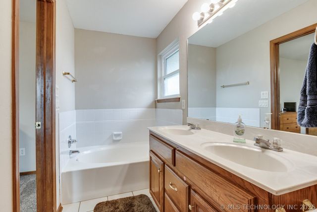 2137 NE 13th, Moore, OK 73160