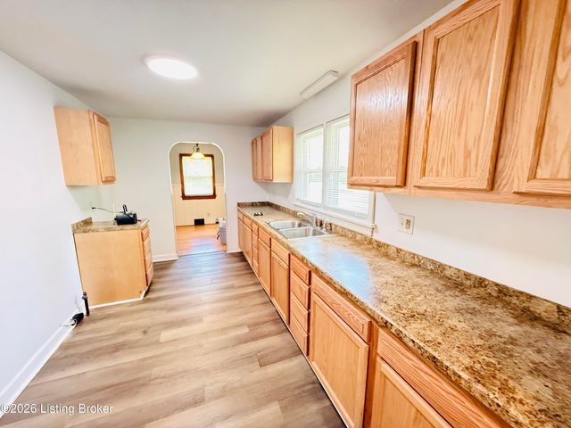 4308 Lynnview Dr, Louisville, KY 40216