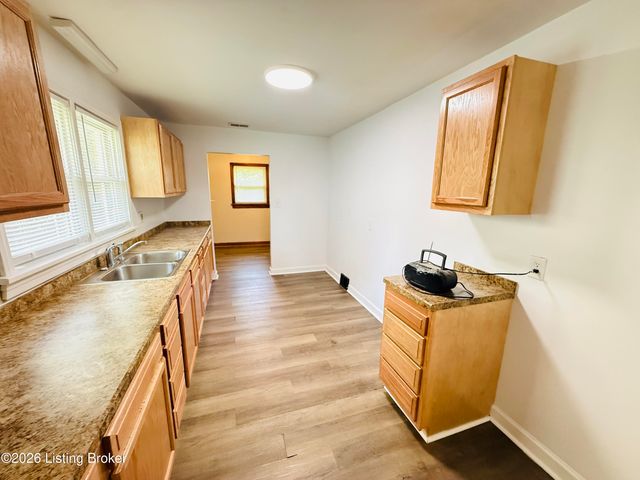 4308 Lynnview Dr, Louisville, KY 40216