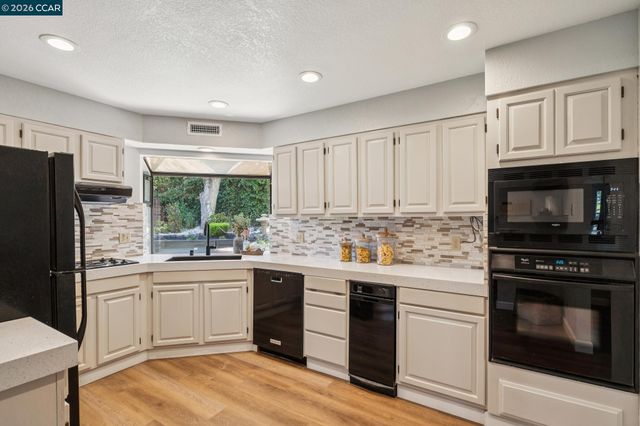 1 Heritage Oaks Rd, Pleasant Hill, CA 94523