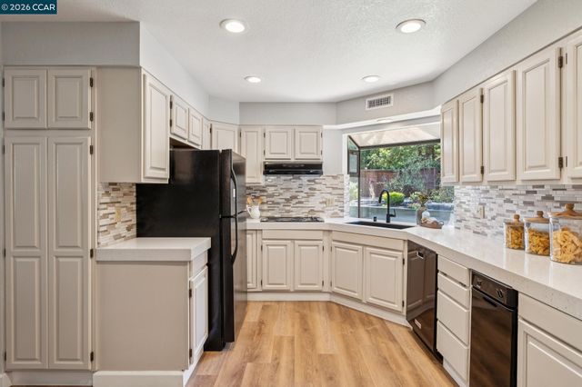 1 Heritage Oaks Rd, Pleasant Hill, CA 94523
