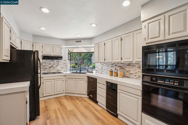 1 Heritage Oaks Rd, Pleasant Hill, CA 94523