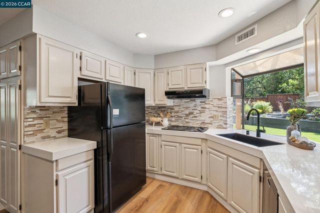 1 Heritage Oaks Rd, Pleasant Hill, CA 94523