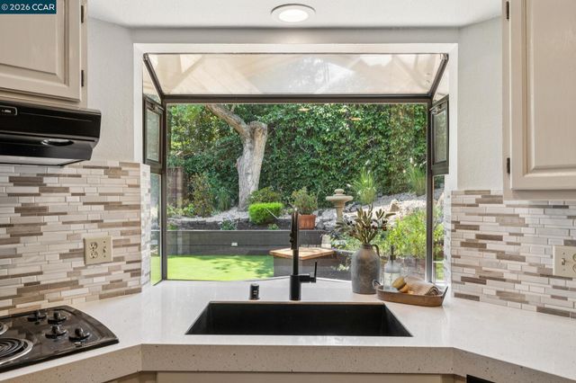 1 Heritage Oaks Rd, Pleasant Hill, CA 94523