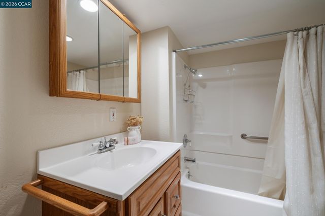 1 Heritage Oaks Rd, Pleasant Hill, CA 94523