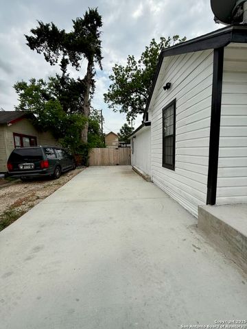 1130 W Winnipeg, San Antonio, TX 78225
