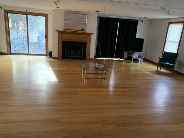 2 Canterbury Pl, Framingham, MA 01702