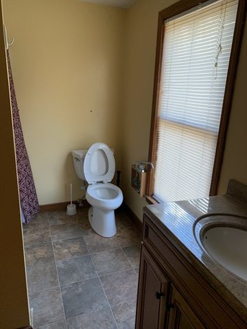 2 Canterbury Pl, Framingham, MA 01702