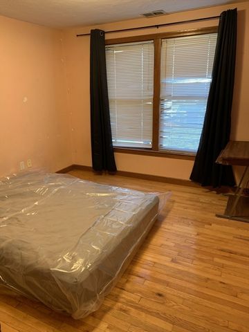 2 Canterbury Pl, Framingham, MA 01702