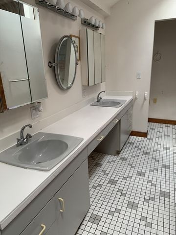 2 Canterbury Pl, Framingham, MA 01702