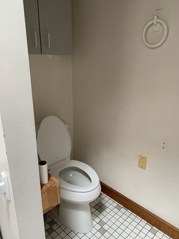 2 Canterbury Pl, Framingham, MA 01702