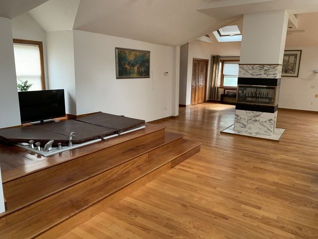 2 Canterbury Pl, Framingham, MA 01702