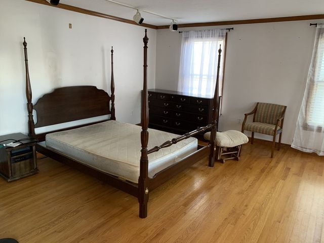 2 Canterbury Pl, Framingham, MA 01702