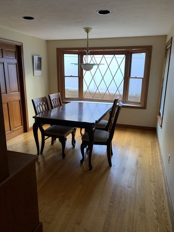 2 Canterbury Pl, Framingham, MA 01702