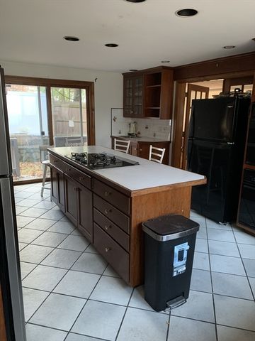 2 Canterbury Pl, Framingham, MA 01702