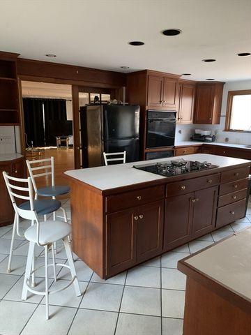 2 Canterbury Pl, Framingham, MA 01702