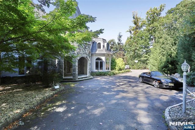 9 Cameron Road, Saddle River, NJ 07458