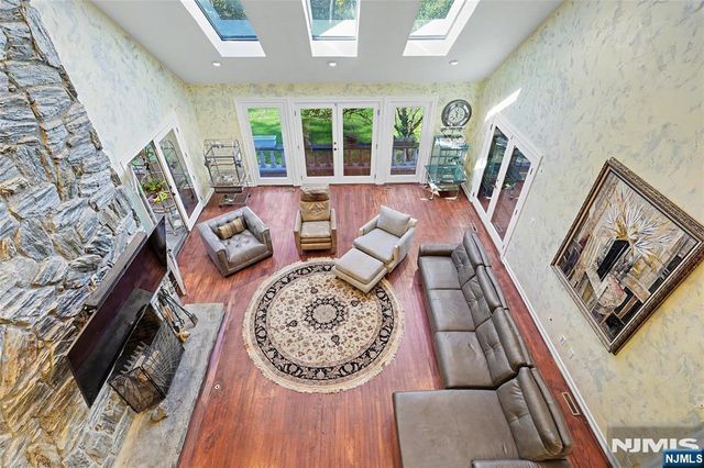 9 Cameron Road, Saddle River, NJ 07458