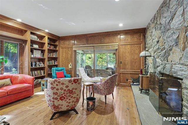 9 Cameron Road, Saddle River, NJ 07458